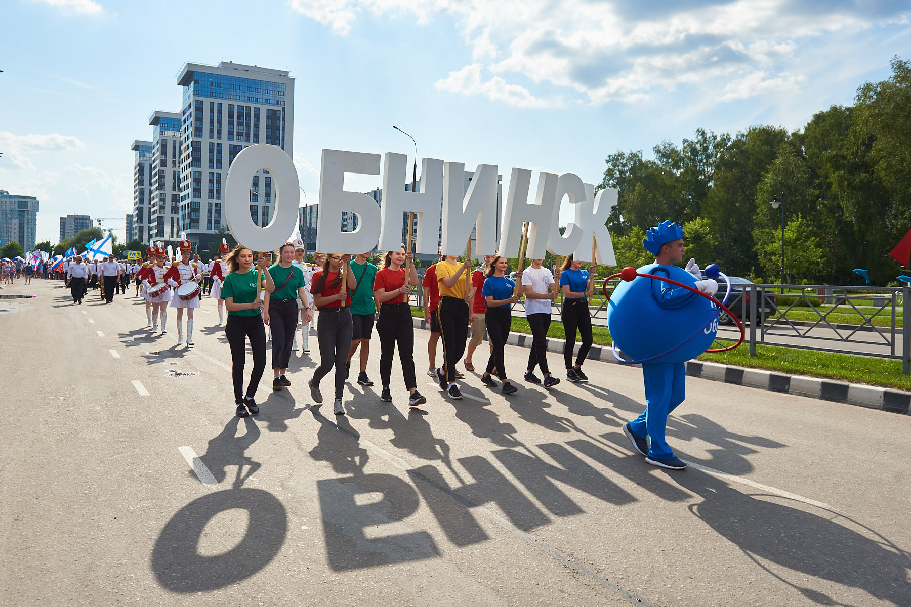 Администрация МО «Город Обнинск» | В День города по улицам Обнинска впервые  пронесли 200-метровый российский триколор