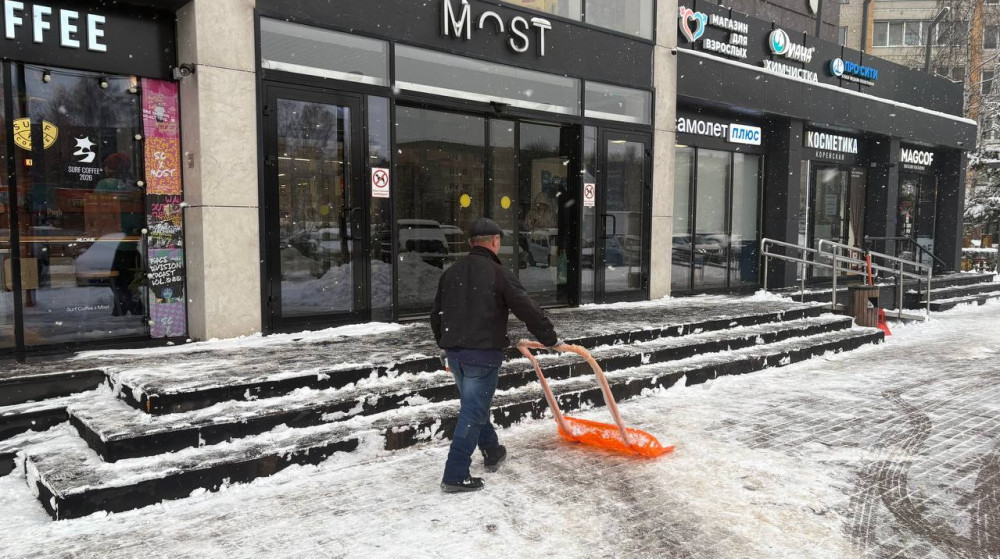 Предприятия потребительского рынка активно убирают от снега входные группы и прилегающие территории