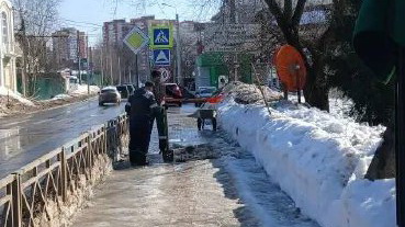 УК продолжают обработку тротуаров песко-соляной смесью 