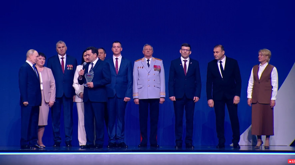 Владимир Путин вручил статуэтку директору калужской школы Евгению Филонову — победителю премии «Служение» 