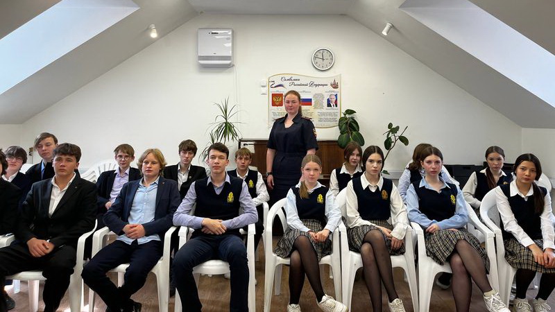 Сотрудники ПДН ОМВД России по городу Обнинску провели профилактическую встречу с учащимися в рамках акции «Защита»