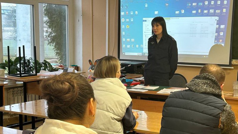 Госавтоинспектор провела беседу с родителями в лицее «Держава»