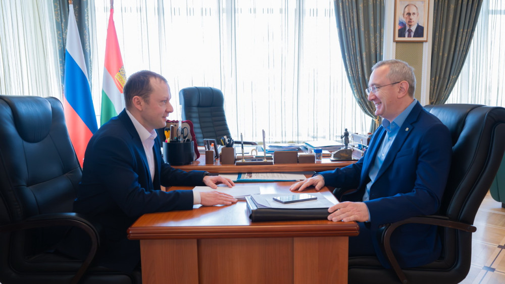 Владислав Шапша встретился с участником президентской программы «Время героев» Александром Шляпниковым 