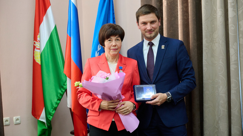 Стефан Перевалов вручил медали «70 лет городу Обнинску» работникам предприятий